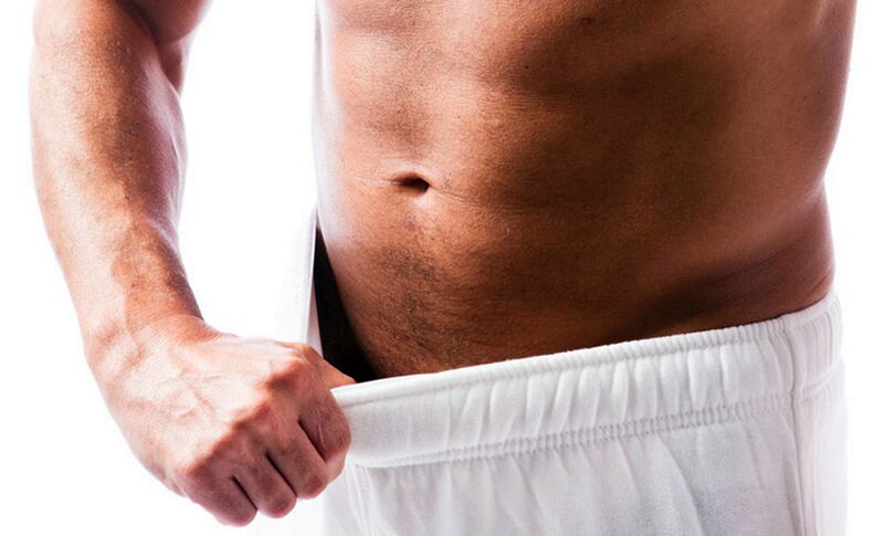 L'uomo tira il band band sui pantaloncini