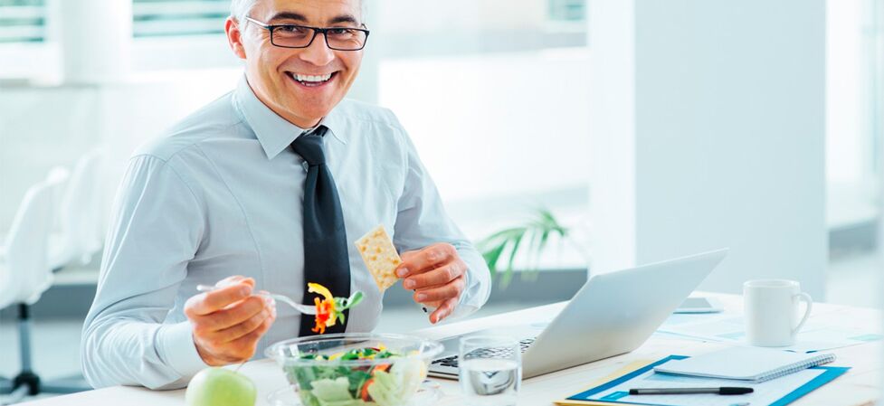 Uomo a dieta per la prostatite