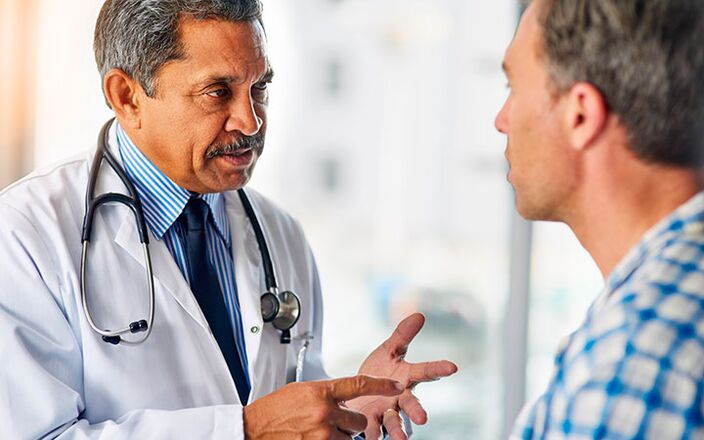 Un uomo con prostatite dall'urologo