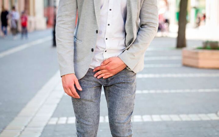 Un uomo è preoccupato per i sintomi spiacevoli della prostatite