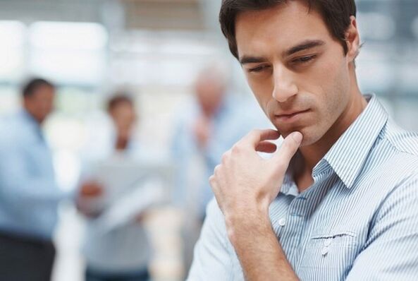 Un uomo sta pensando di curare la prostatite batterica